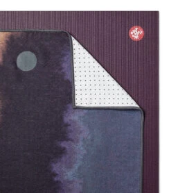 Manduka Yogitoes® Yoga Mat Towel, 71" Diamond Truth -EVERYDAY YOGA Sales 7139077718059 diamondtruth 4a